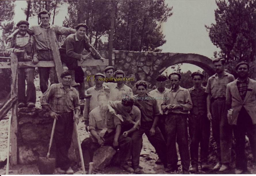 Traballadores durante a construción da Ponte de San Clemente sobre a vía do ferrocarril.